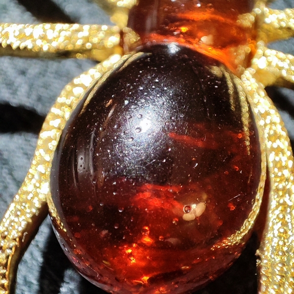 Pitted Lucite Tortoise Root Beer Brown Spider Brooch Halloween Gold Tone Brooch - Picture 5 of 6
